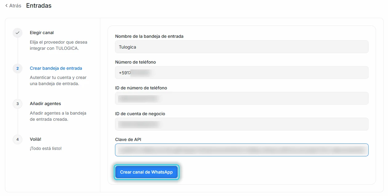 Formulario completo con el número, los dos ID y la clave de API difuminados, y el botón Crear canal de WhatsApp señalado