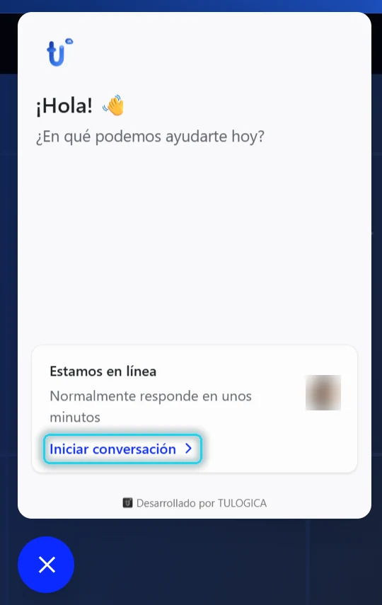 Chat abierto con el saludo y el botón Iniciar conversación señalado