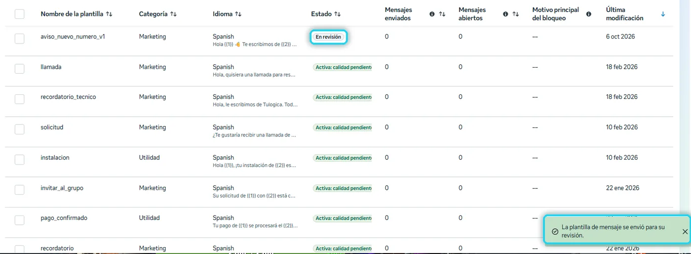 Lista de plantillas con la nueva plantilla En revisión y el aviso de envío para revisión señalados